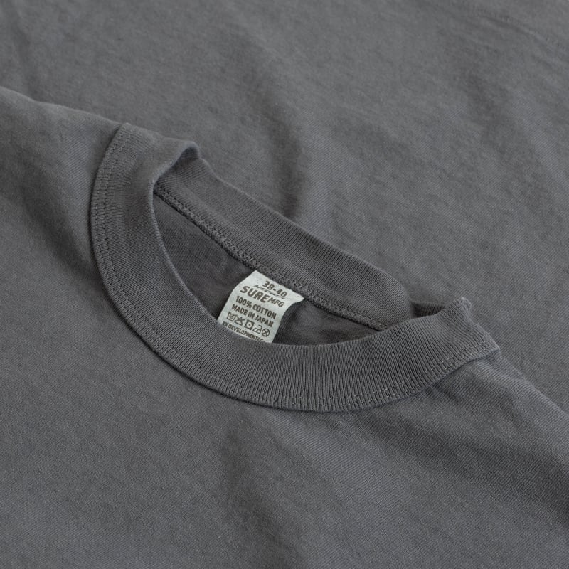 "SURE MFG" 7.5oz Pocket S/S Tee Charcoal Art