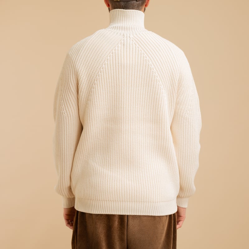 flâneurs-pull-BATONER-Signature-Turtle-Neck-Ivory de dos