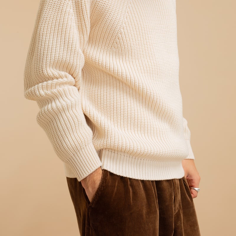 flâneurs-pull-BATONER-Signature-Turtle-Neck-Ivory manche