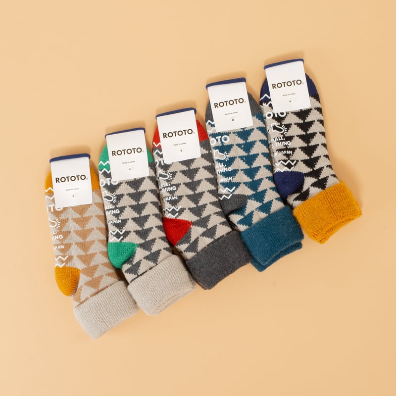 Comfy Room Socks "Sankaku" Charcoal/Red