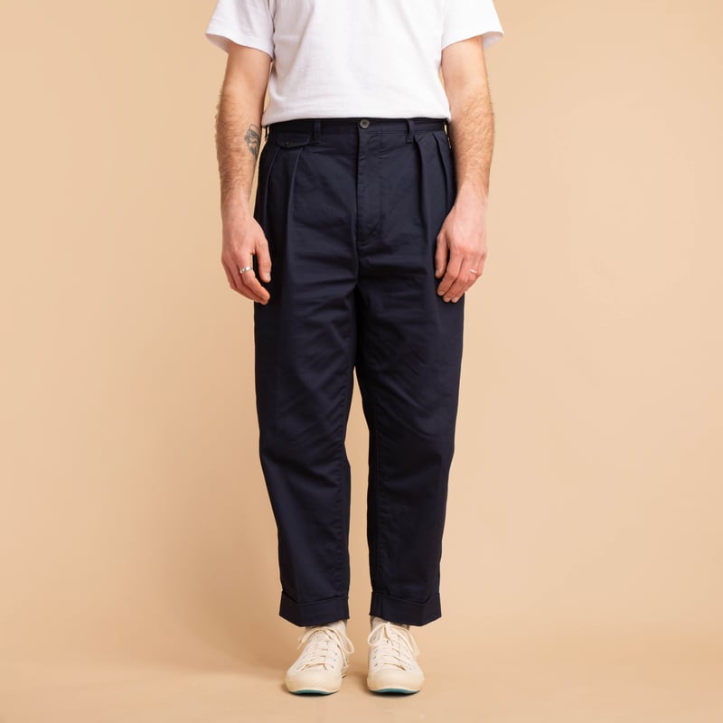 image flâneurs porté de face  Beams 2 Pleats Twill Trousers navy