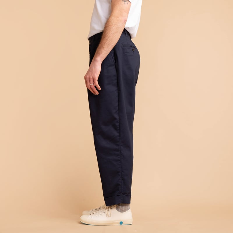 image flâneurs porté de profil Beams 2 Pleats Twill Trousers navy