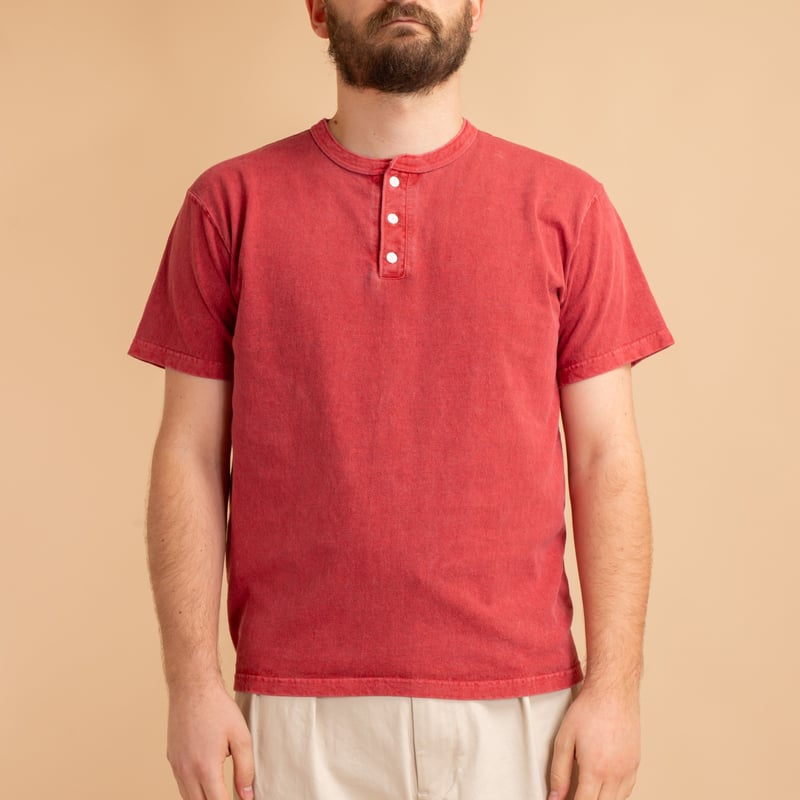 Short Sleeve Henley Tee in Faded Red
