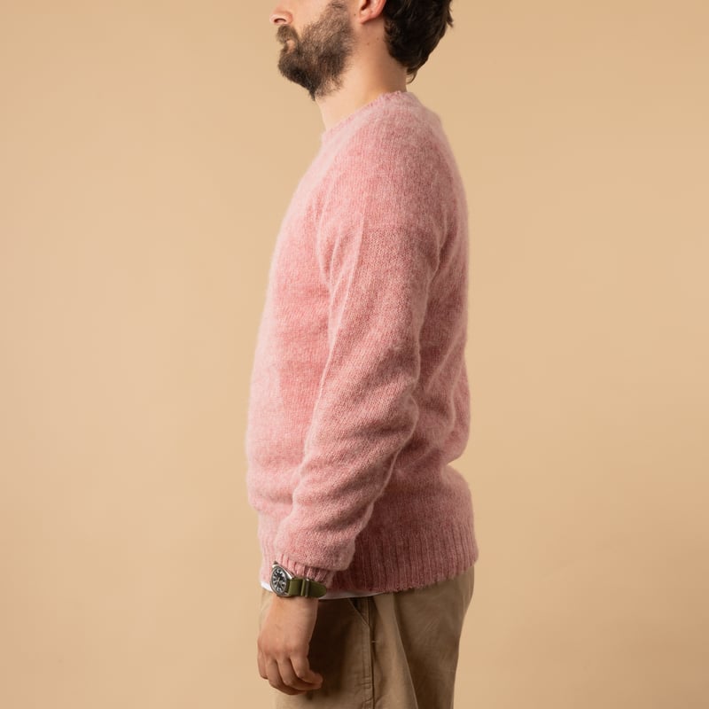 HARLEY OF SCOTLAND X FLANEURS / Shaggy Crew Neck in Sea Pink