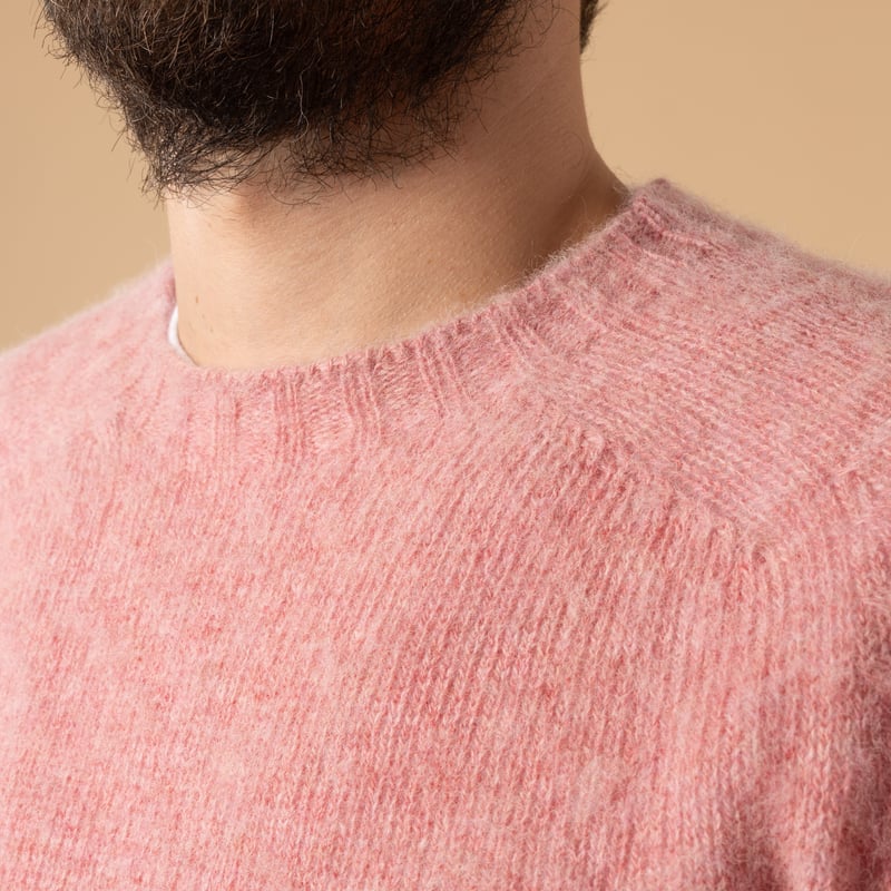 HARLEY OF SCOTLAND X FLANEURS / Shaggy Crew Neck in Sea Pink