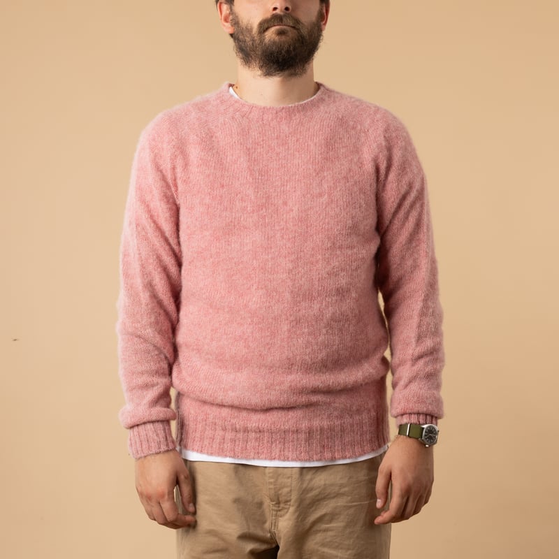 HARLEY OF SCOTLAND X FLANEURS / Shaggy Crew Neck in Sea Pink
