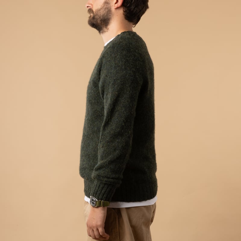 vignette HARLEY OF SCOTLAND X FLÂNEURS pull Shaggy Crew Neck Evergreen de profil