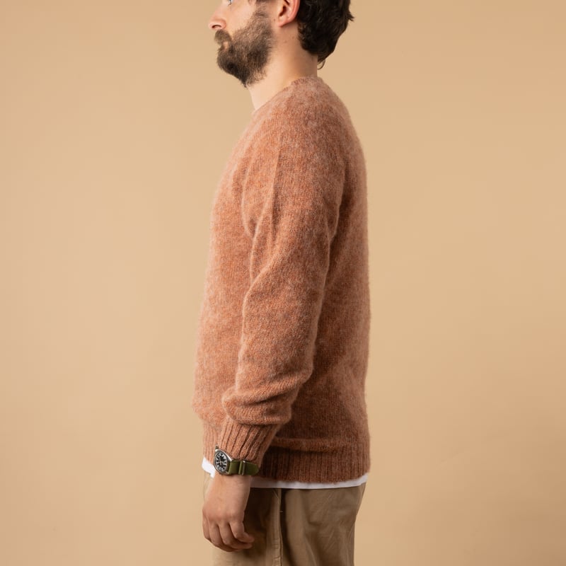 HARLEY OF SCOTLAND X FLANEURS / Shaggy Crew Neck in Sandalwood