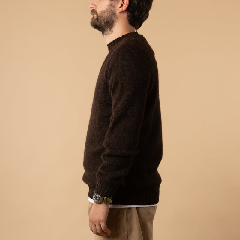 pull shetland Voe Harley of Scotland flâneurs couleur Black de côté