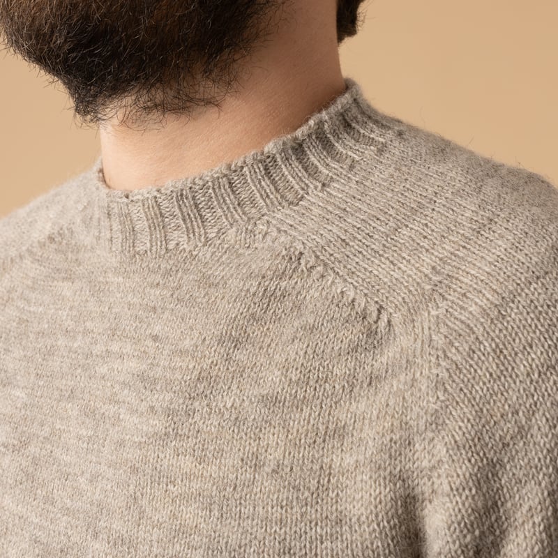 Shetland wool sweater "Voe" by HARLEY OF SCOTLAND, in silver grey, close-up.