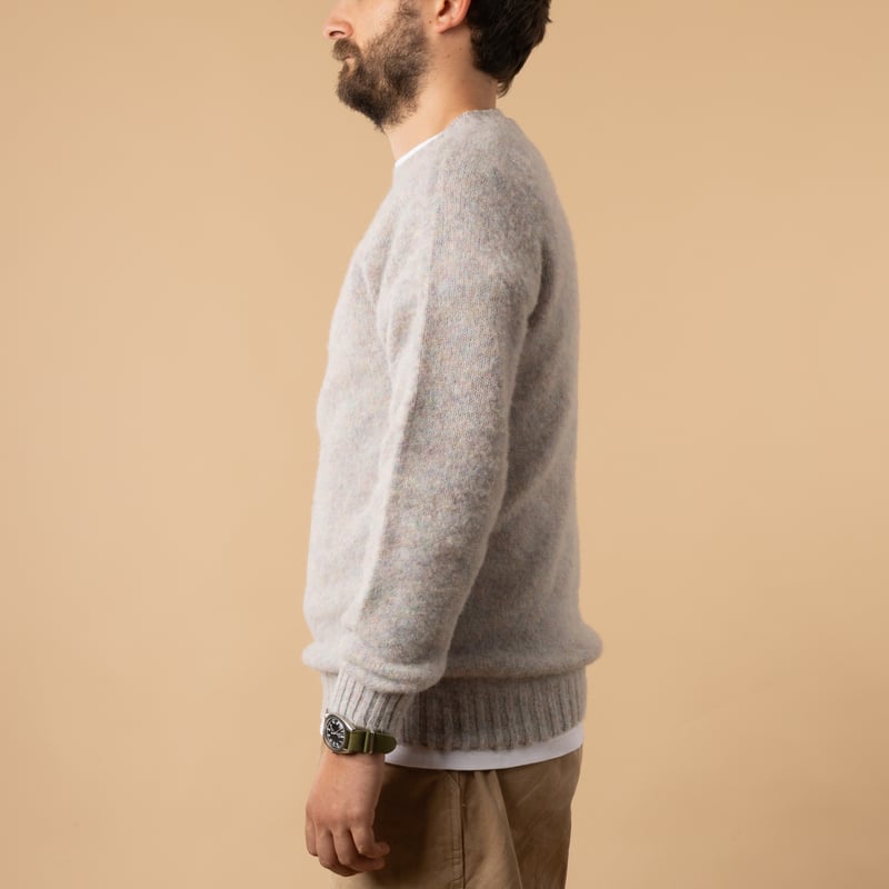 pull shaggy HARLEY OF SCOTLAND couleur gris ugie pearl de côté