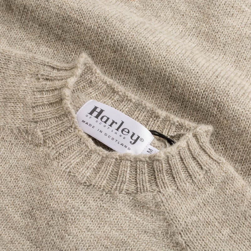 Shetland wool sweater "Voe" by HARLEY OF SCOTLAND in silver grey color, detail