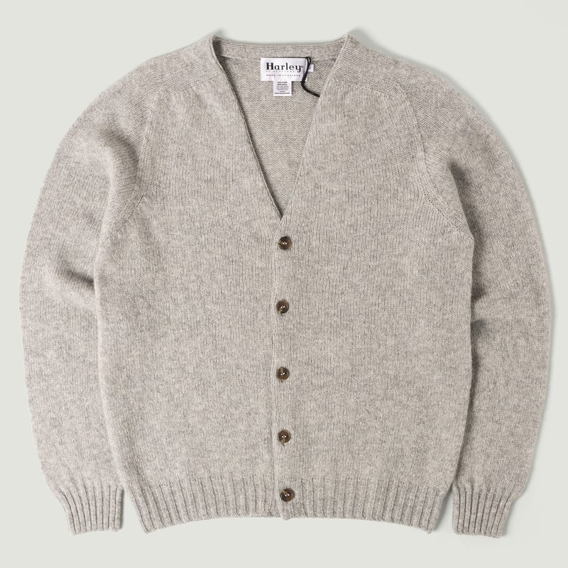 Vignette_cardigan laine saddle shoulder V Harley of Scotland flâneurs