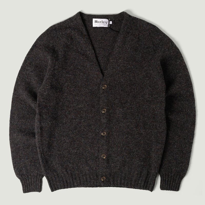 Vignette_cardigan laine sadle shoulder v Harley of Scotland flâneurs-smoulder
