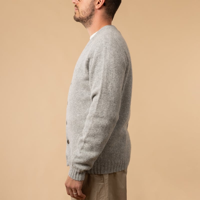 Cardigan  en laine HARLEY OF SCOTLAND / Saddle Shoulder V couleur Silver de profil