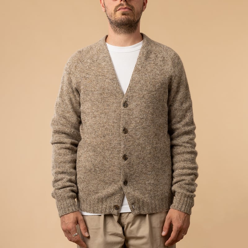 pull cardigan Harley of Scotland couleur marron mushroom de face fermé