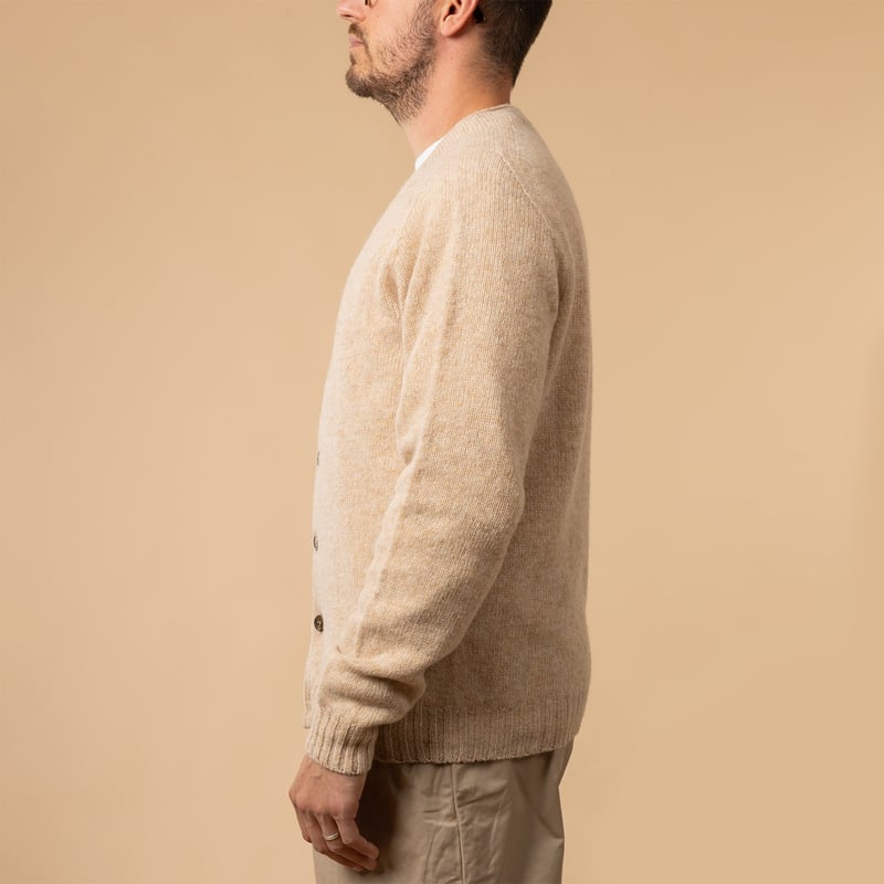 Cardigan en laine HARLEY OF SCOTLAND Saddle Shoulder V couleur Tusk de profil