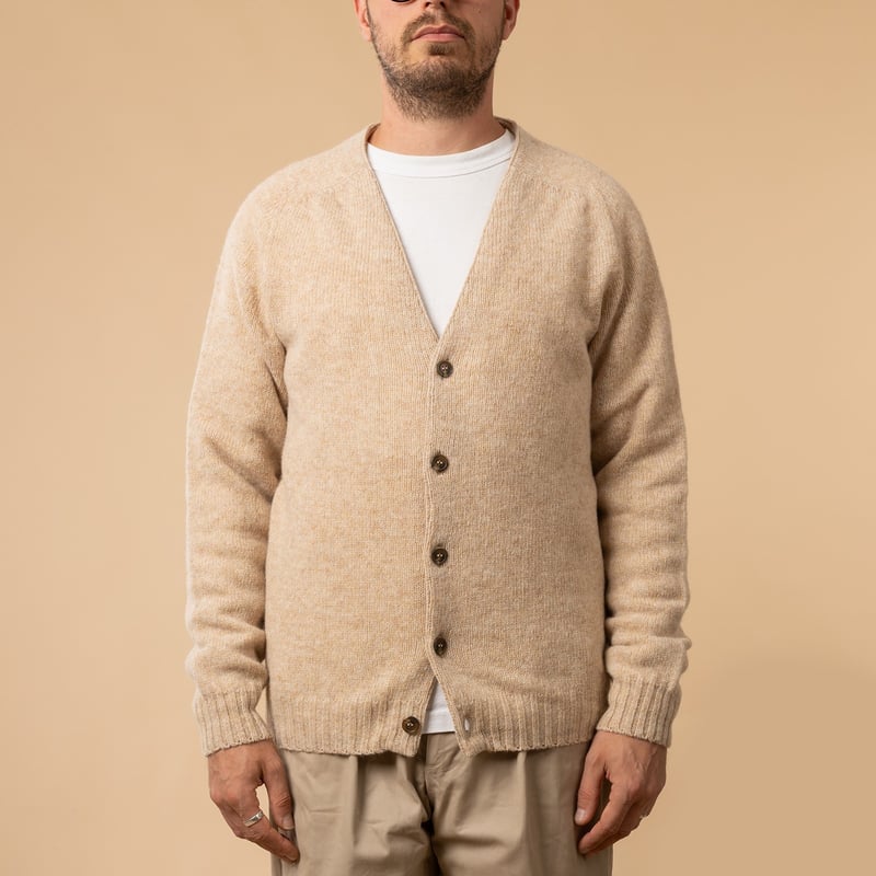 Cardigan en laine HARLEY OF SCOTLAND Saddle Shoulder V couleur tusk de face fermé
