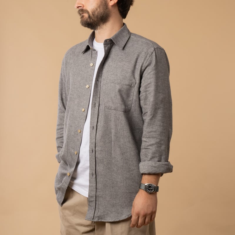 Chemise en coton PORTUGUESE FLANNEL Teca Shirt couleur Light Grey de face ouvert