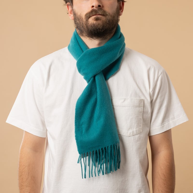 écharpe en cachemire BEAMS PLUS Cashmere Scarf Solid couleur Green nouée