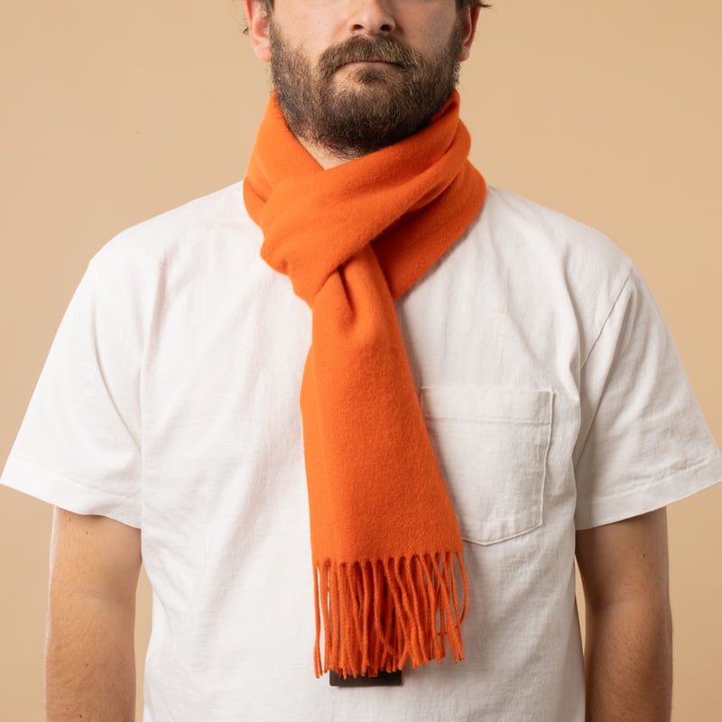 écharpe en cachemire BEAMS PLUS Cashmere Scarf Solid couleur Orange nouée