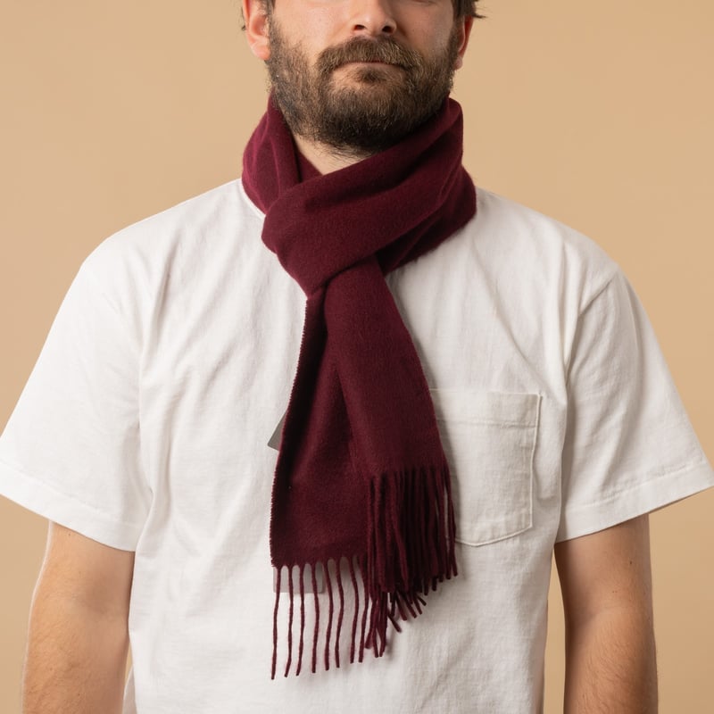 écharpe en cachemire BEAMS PLUS Cashmere Scarf Solid couleur Burgundy nouée