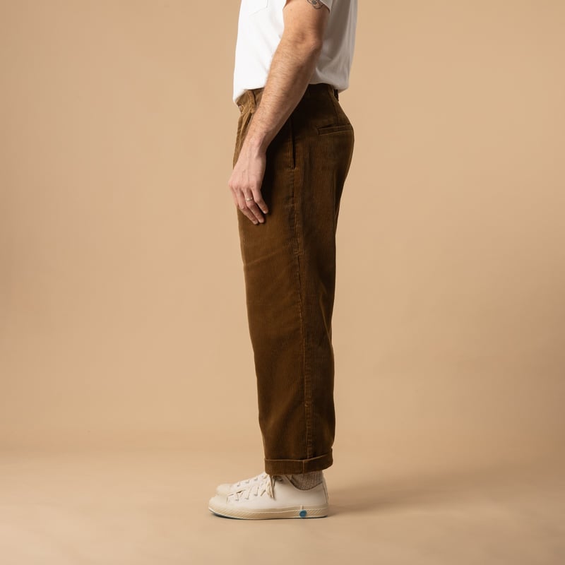 Pantalon en velours côtelé FOB FACTORY / F0533 Corduroy Trousers couleur Khaki de profil