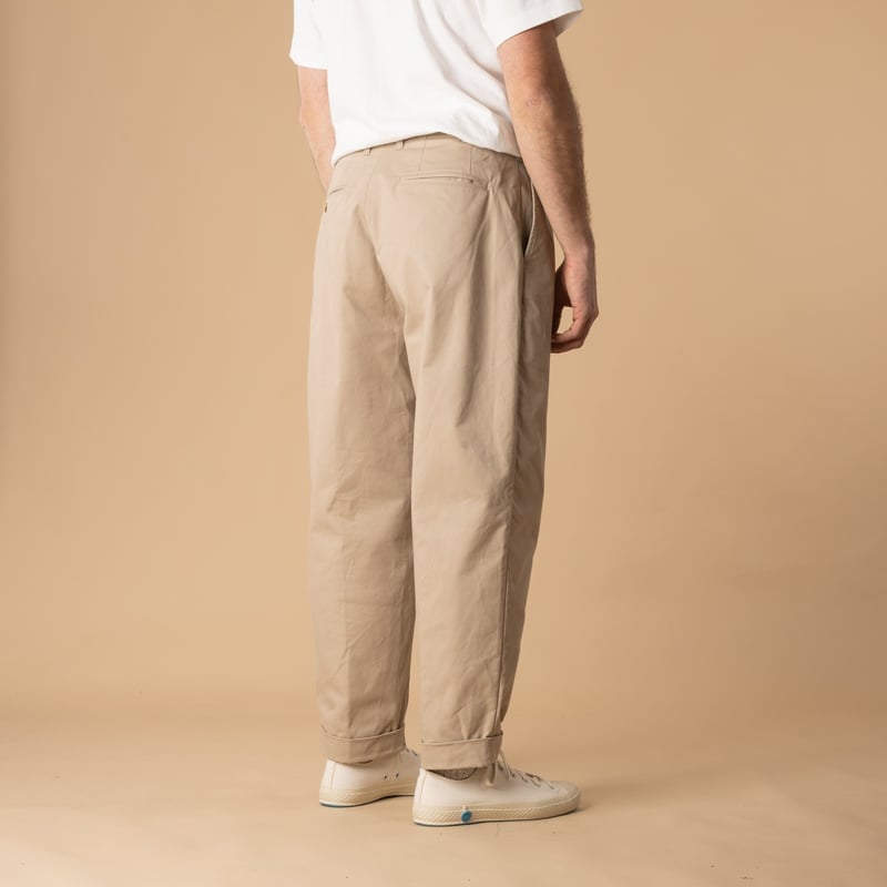 Pantalon-à-pinces-BEAMS PLUS-2 Pleats Twill Trousers-couleur-Khaki-de-dos