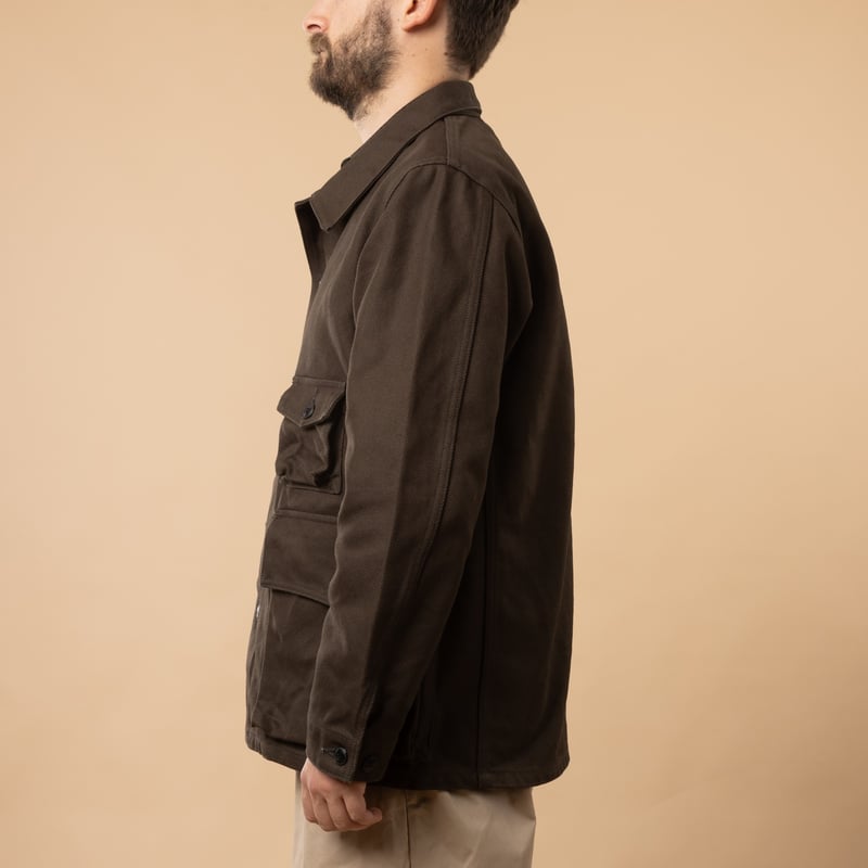 flâneurs-FOB-FACTORY-F2448-Heavy-Cotton-Twill-Hunting-Jacket-Black-de-profil