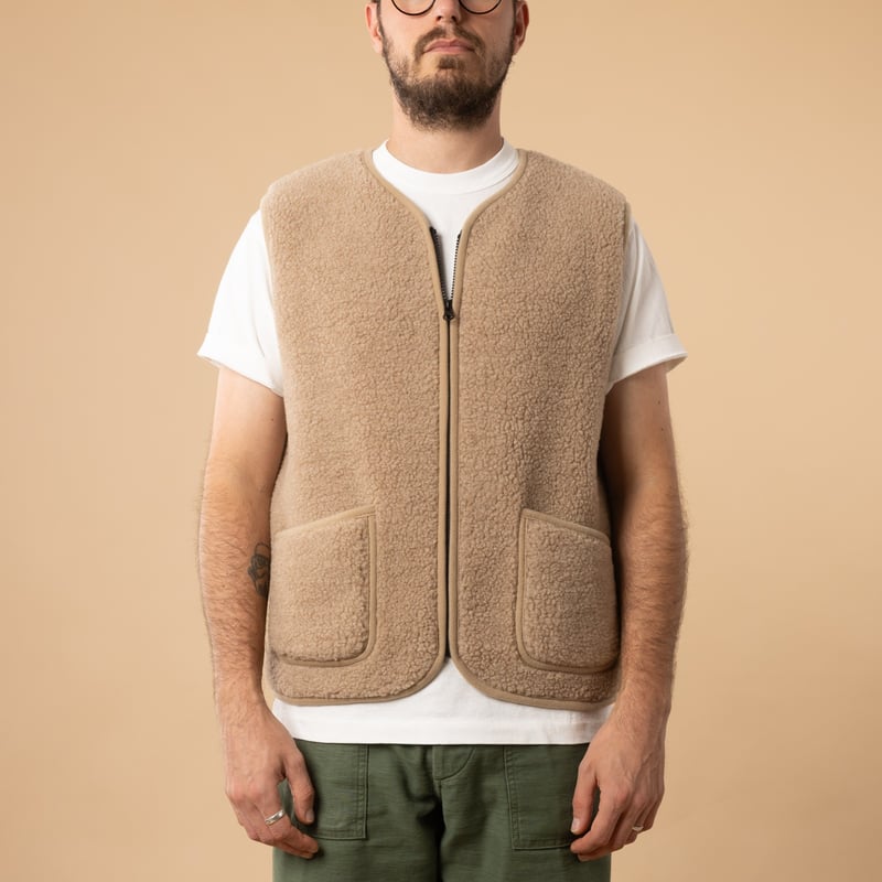 flâneurs-COLDBREAKER-veste-en-laine-sans-manche-Pepitko-Ultralight-Tan-de-face-fermé