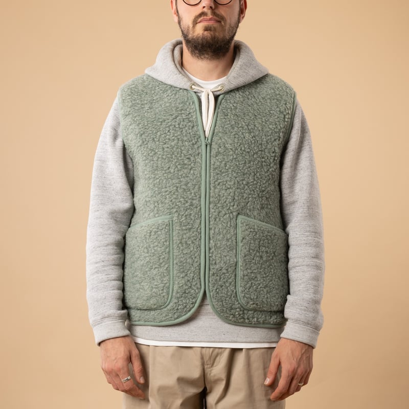 flâneurs-COLDBREAKER-veste-en-laine-sans-manche-Pepitko-Vest-Green-de face fermé