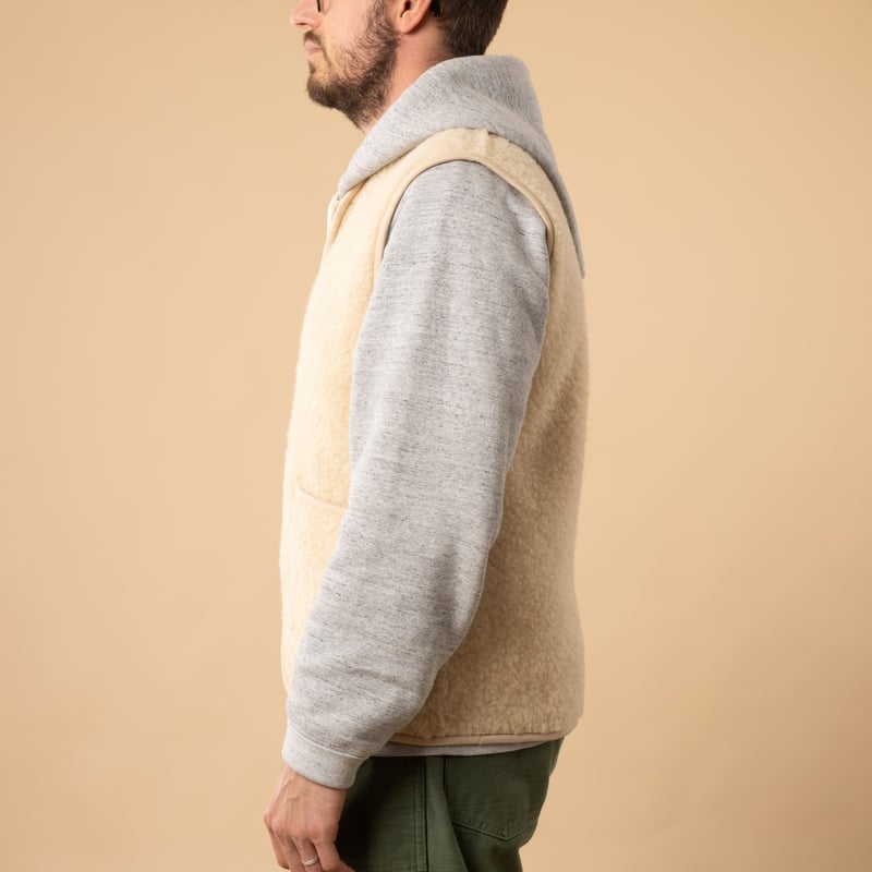 flâneurs-COLDBREAKER-veste-en-laine-sans-manche-Pepitko-beige de profil