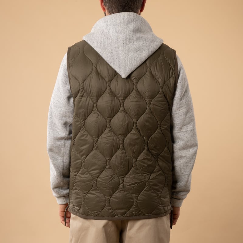 Taion-flâneurs-veste-sans-manche-Military-V-Neck-W-Zip-Down-Vest-Dark-Olive-de-dos