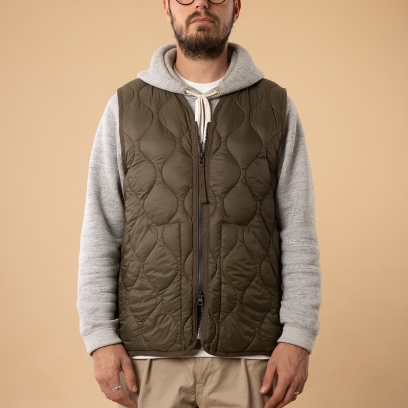 Taion-flâneurs-veste-sans-manche-Military-V-Neck-W-Zip-Down-Vest-Dark-Olive-de-face