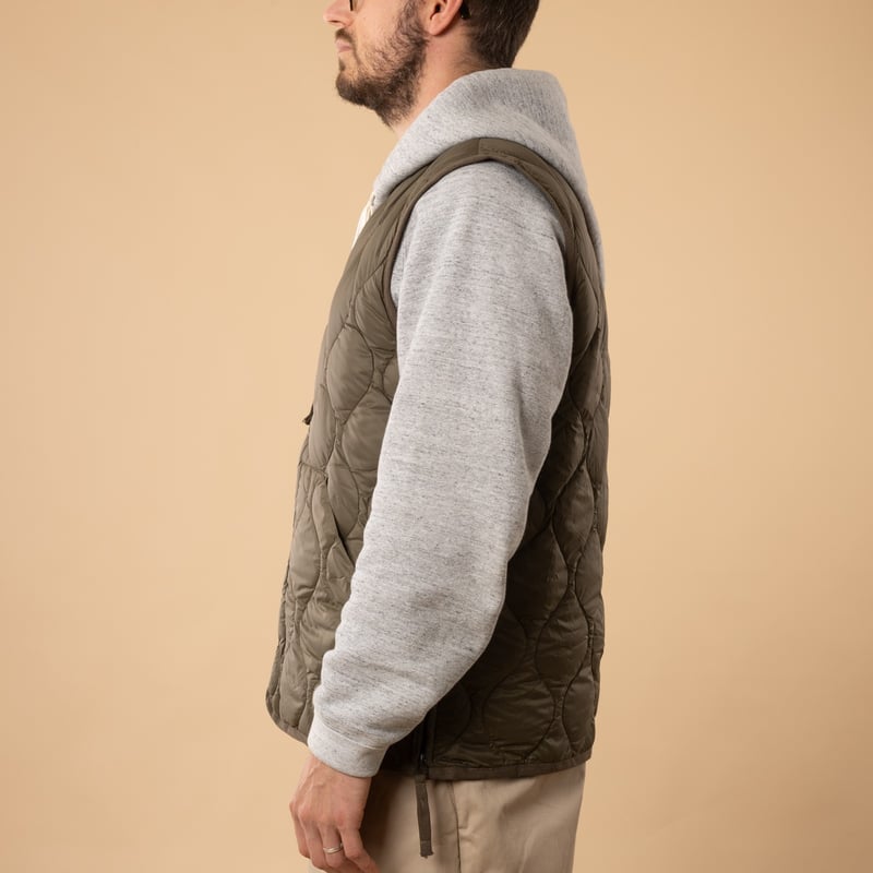 Taion-flâneurs-veste-sans-manche-Military-V-Neck-W-Zip-Down-Vest-Dark-Olive-de-profil