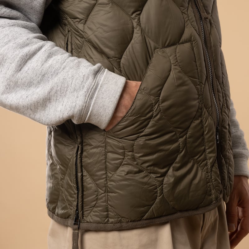 Taion-flâneurs-veste-sans-manche-Military-V-Neck-W-Zip-Down-Vest-Dark-Olive-détail-poche-extérieur