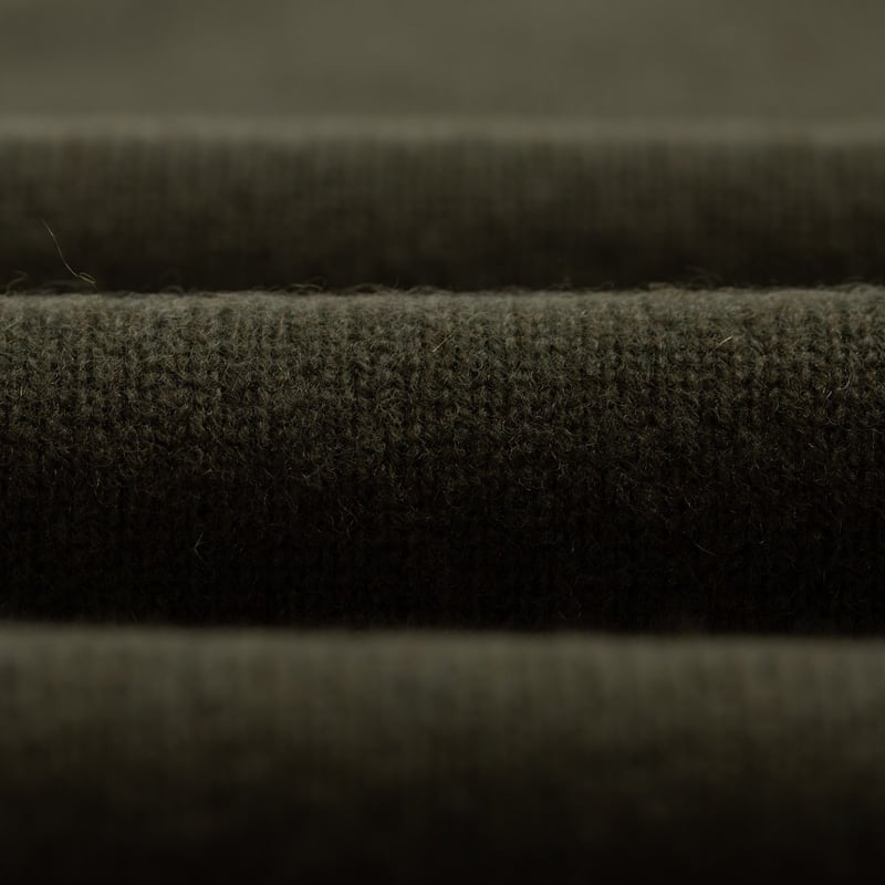 closeup-flâneurs-Mooncastle-Japanese-Sweater-Wool-and-Cashmere-Turtleneck-moss-green