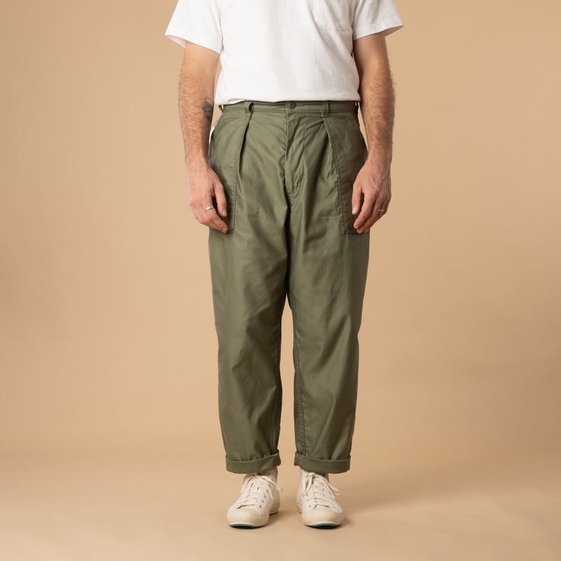 Pantalon à pince BEAMS PLUS 1 Pleat Baker 80/3 Back Satin couleur Sage de face