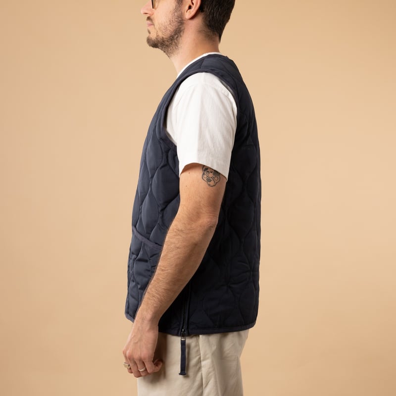 Taion-flâneurs-veste-sans-manche-Unisex-Military-Button-V-Neck-Down-Vest-Dark Navy de profil