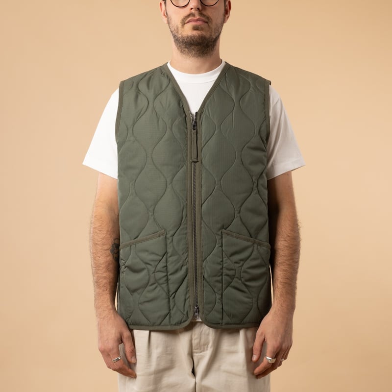 Taion-flâneurs-veste-sans-manche-Unisex-Military-Zip-V-Neck-Down-Vest-Olive-de-face