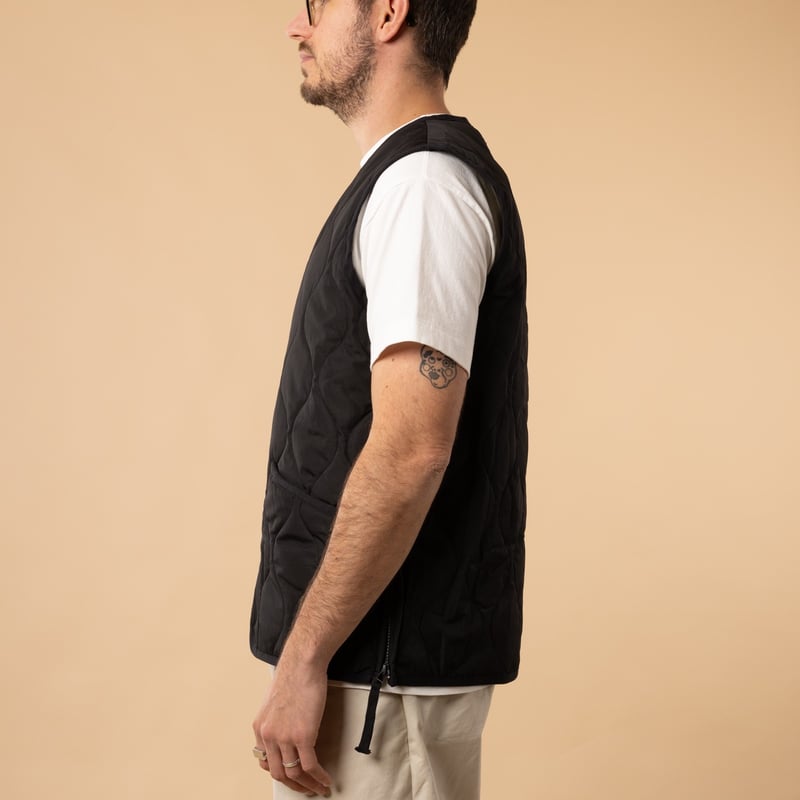 Taion-flâneurs-veste-sans-manche-Unisex-Military-Zip-V-Neck-Down-Vest-Black-de-profil