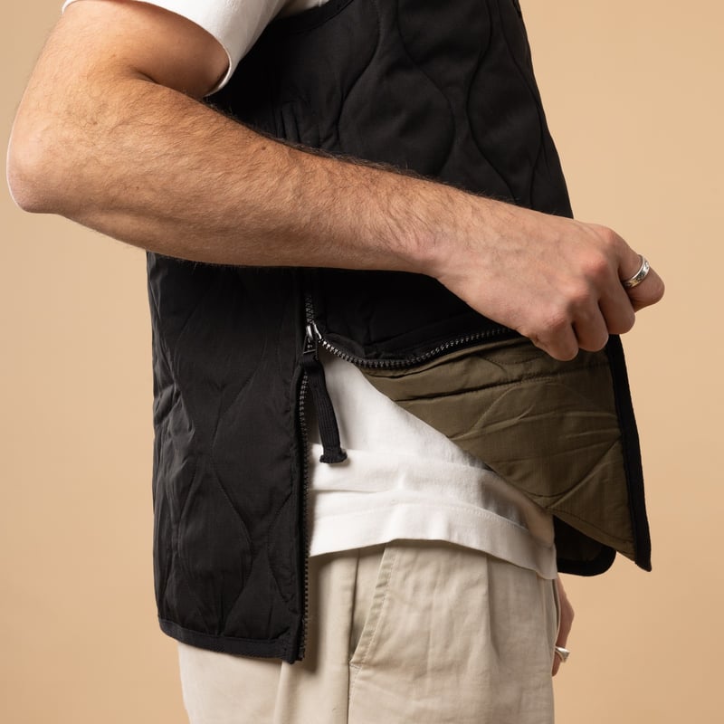 Taion-flâneurs-veste-sans-manche-Unisex-Military-Zip-V-Neck-Down-Vest-Black-détail-zip-côté