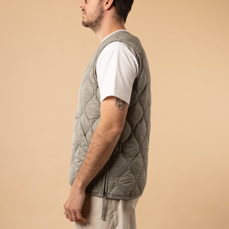 flâneurs Taion veste sans manche-Military V-Neck W-Zip Down Vest Sage Green de profil