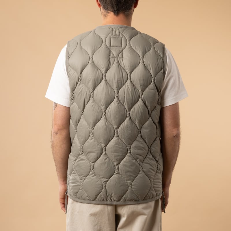flâneurs Taion veste sans manche-Military V-Neck W-Zip Down Vest Sage Green de dos