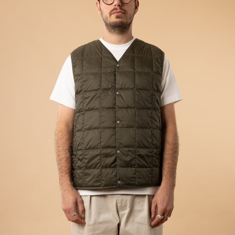 Taion-flâneurs-veste-sans-manche-V-Neck-Down-Vest-dark-Olive-de-face