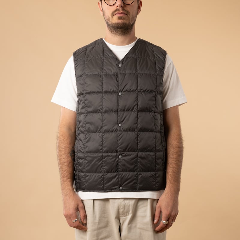 Taion-flâneurs-veste-sans-manche-V-Neck-Down-Vest-Dark-Charcoal-de-face