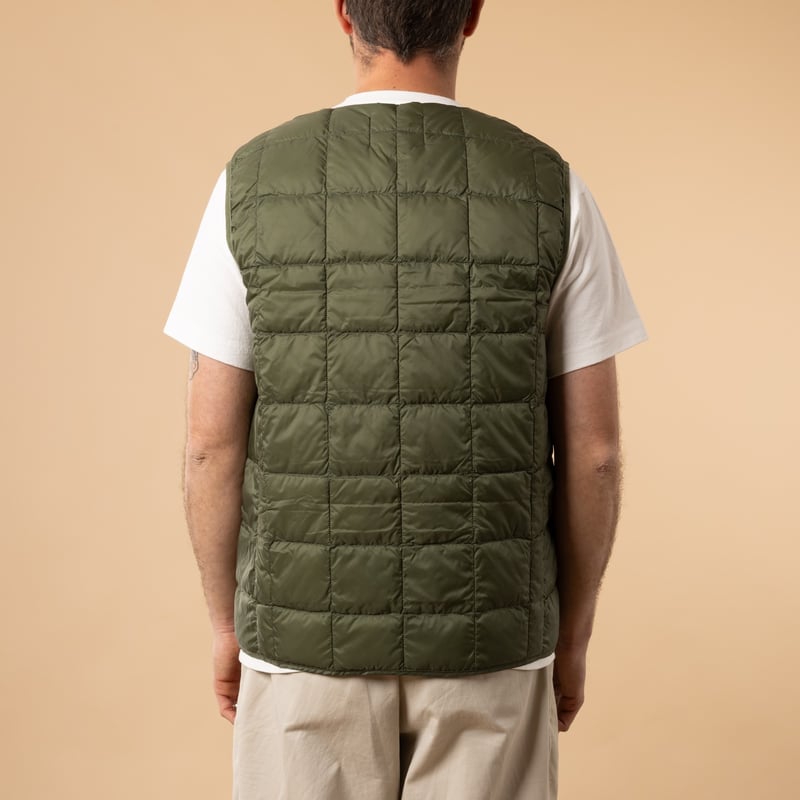 Taion-flâneurs-veste-sans-manche-V-Neck-Down-Vest-Olive-de-dos