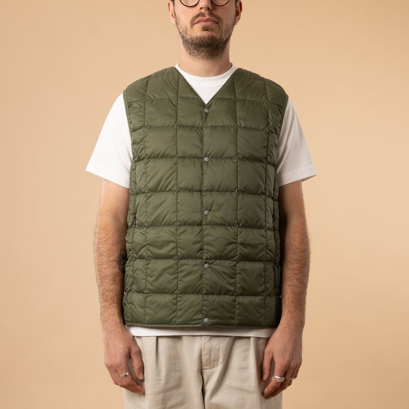 Taion-flâneurs-veste-sans-manche-V-Neck-Down-Vest-Olive-de-face