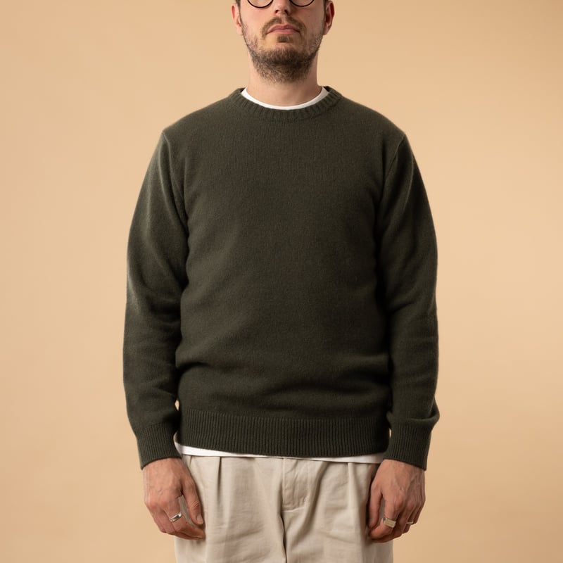 flâneurs-Mooncastle-Japanese-Sweater-Wool-and-Cashmere-Crew-Neck-moss-green-front-view