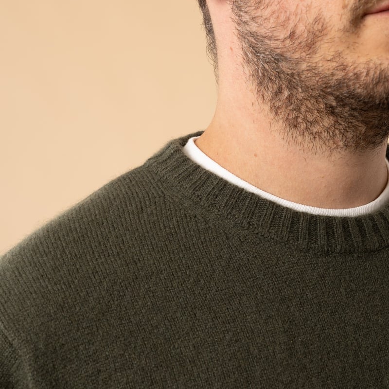 flâneurs-Mooncastle-Japanese Sweater-Wool and Cashmere-Round Neck-moss green-collar detail